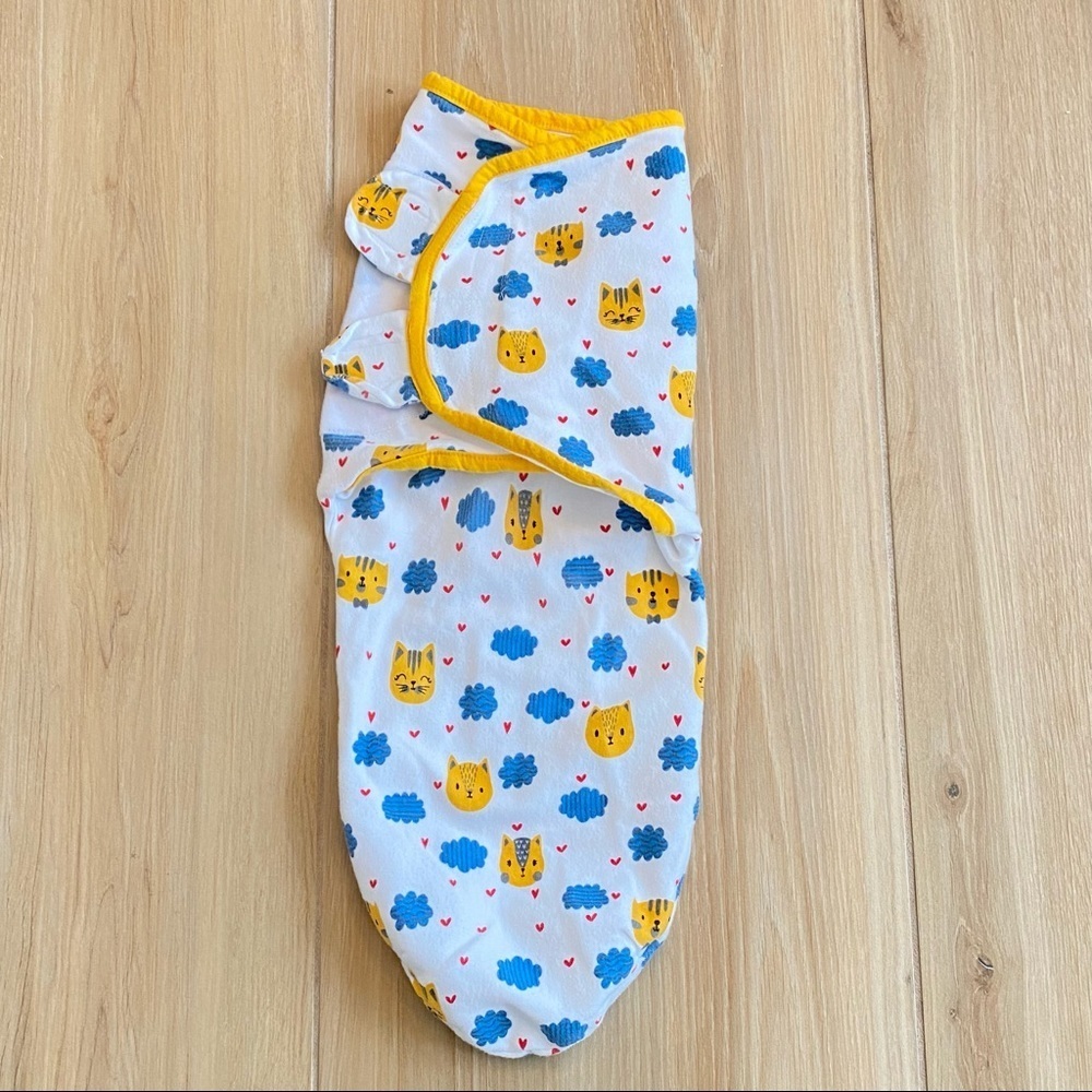 Mama Cheetah Swaddle small/medium 7-14 pounds cat and clouds velcro closure‎
